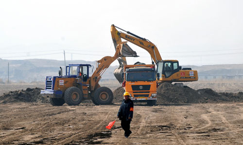 新疆首条沙漠高速公路开工建设--国家史册