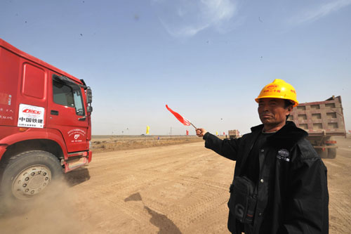 新疆首条沙漠高速公路开工建设--国家史册