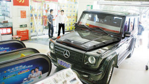 奔驰越野车冲进商场挡住电梯口 司机弃车离开--国家年鉴