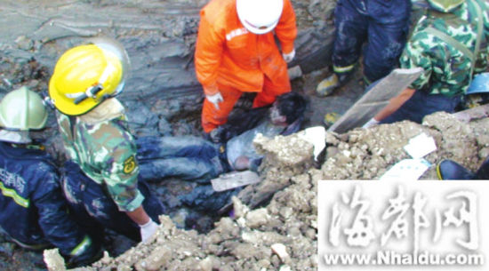 在建公路发生坍塌 一名工人被泥土掩埋身亡(图)--中国年鉴
