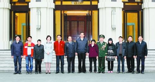 薄熙来称赞重庆十大人物事迹感人是山城希望--中华人民共和国年鉴