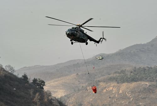 军民携手全力阻止秦皇岛“4·12”森林火势蔓延--中国年鉴网