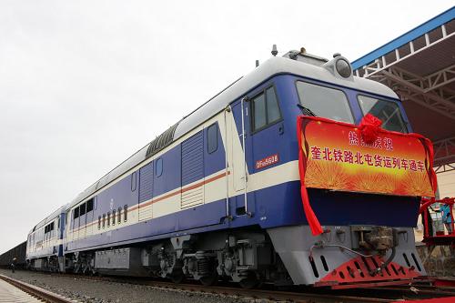 新疆奎北铁路开通货运--中华人民共和国年鉴
