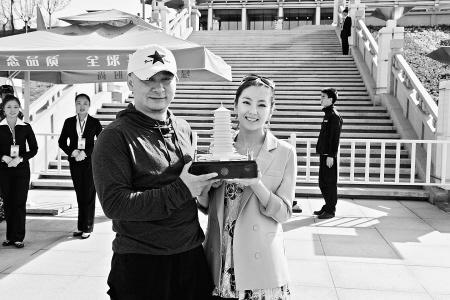 王全安挑婚戒费心思 想与张雨绮长安塔下办婚礼--中华人民共和国年鉴
