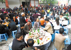 110岁老人寿辰大摆流水宴 官员警察现场保驾(图)--中国年鉴