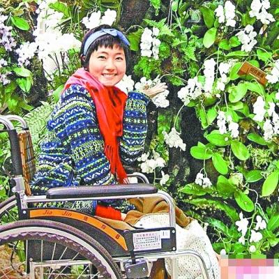 Selina伤情好转 外出与父母赏花拍照看夕阳(图)--国家年鉴