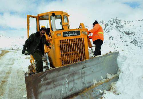 雪线道班坚守海拔5千米川藏线--中国年鉴网