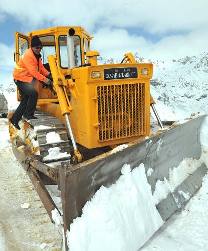 雪线道班坚守海拔5千米川藏线--中国年鉴网