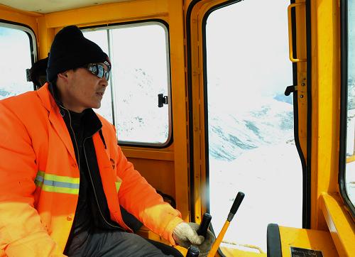 雪线道班坚守海拔5千米川藏线--中国年鉴网