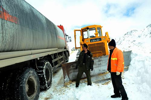 雪线道班坚守海拔5千米川藏线--中国年鉴网