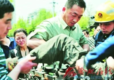 少年翻越护栏被戳中大腿 钉在护栏上近一小时--中华人民共和国年鉴
