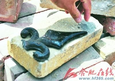 少年翻越护栏被戳中大腿 钉在护栏上近一小时--中华人民共和国年鉴