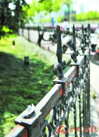 少年翻越护栏被戳中大腿 钉在护栏上近一小时--中华人民共和国年鉴