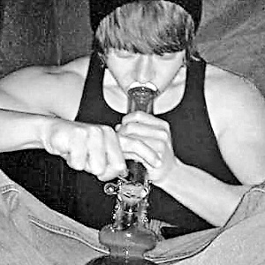 “罗恩”疑似吸大麻照片网上曝光 影迷家长投诉--中国年鉴