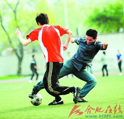 农民工组建业余足球队充实打工生活--中国年鉴网