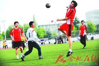农民工组建业余足球队充实打工生活--中国年鉴网