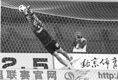 中超:国安3-0完胜实德 杨智扑出工体首胜--中华人民共和国年鉴