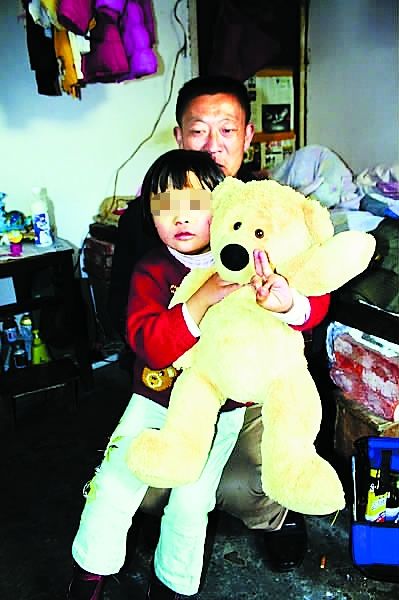 9岁女孩被拐走遭人控制行乞(图)--国家史册