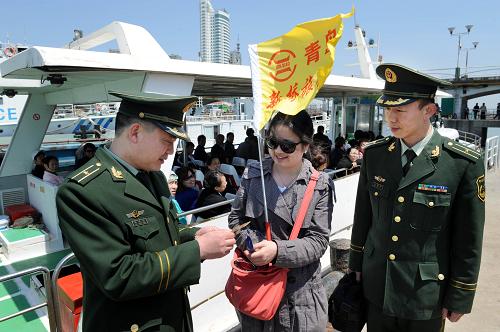 安全检查迎旅游高峰--国家年鉴