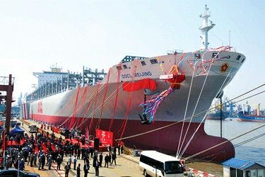 我国自主设计建造最大集装箱船今日命名(图)--中国年鉴网