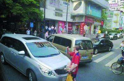 热心老外当街拦截逆行公务车 网友盛赞义举--中华人民共和国年鉴