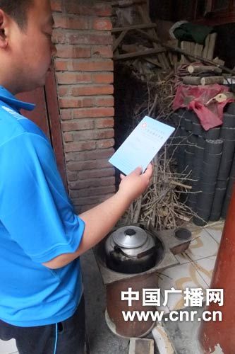 北京丰台道路塌陷致卡车被埋 当事司机经济困难--中国年鉴