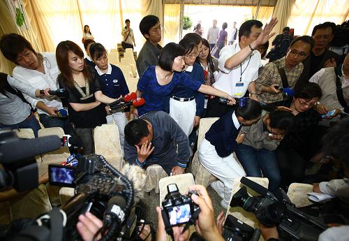 阿里山火车事故 首批遇难者亲属抵达嘉义--中华人民共和国年鉴