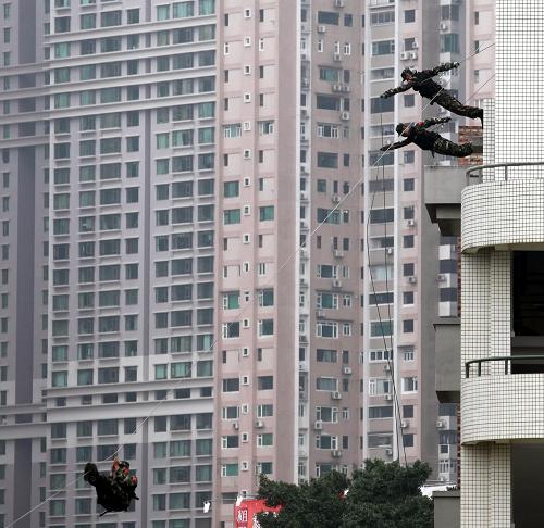 驻澳门部队举行“庆五一军营开放日”活动--国家年鉴