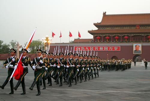 “五一”到天安门广场看升旗--中华人民共和国年鉴