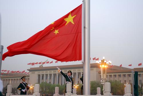 “五一”到天安门广场看升旗--中华人民共和国年鉴