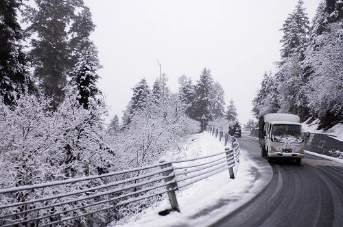 川藏公路五月飞雪--中华人民共和国年鉴社