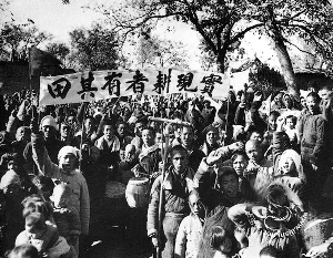 土改风暴:农民为保田参军 蒋家王朝覆灭(组图)--中华人民共和国年鉴