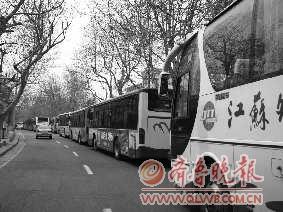 “五一”青岛游客井喷 30万外地车挤瘫岛城路--中国年鉴社