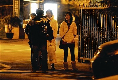 王宝强老婆随夫出巡不避讳 清新靓丽堪称辣妈--中华人民共和国年鉴