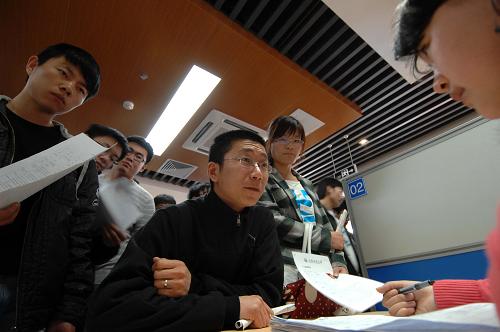 山东烟台:春风行动送岗位--中华人民共和国年鉴