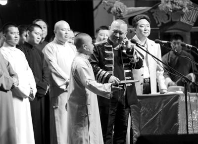 德云社十五周年庆开幕 冯小刚捧场张国立望登台--中华人民共和国年鉴社