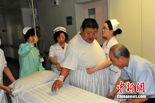 两岸专家联手为“西北第一胖”实施减肥术(图)--中国年鉴社