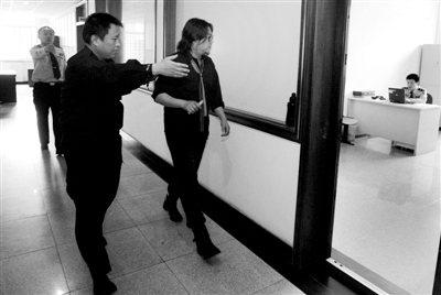 高晓松醉驾酿车祸 出示美国护照难逃中国法律约束--中国年鉴社