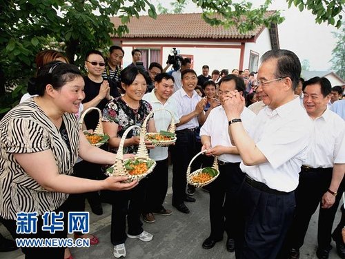 温家宝总理第十次四川地震灾区纪行--中华人民共和国年鉴社