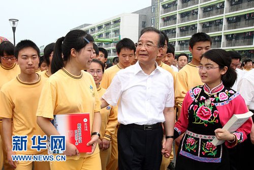 温家宝总理第十次四川地震灾区纪行--中华人民共和国年鉴社