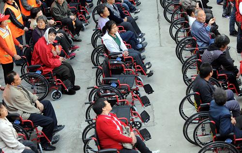 河南林州举办救助贫困残疾人和轮椅助行活动--中国年鉴社
