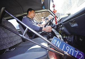 右腿残缺驾私改车上高速 无驾照残疾人被拘10天--国家年鉴