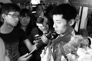 张继科迷失身陷重围 笑称乌龙颁奖挺有意思--中国年鉴网