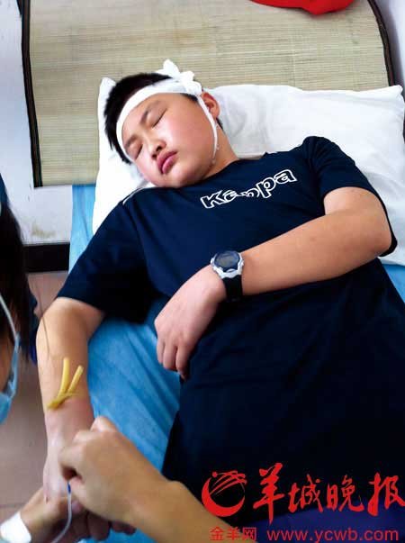 初中生举报同学骂老师 反遭老师抓头撞墙(图)--国家史册
