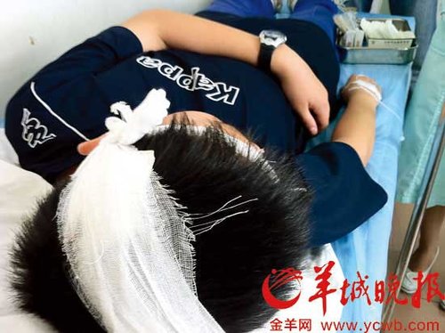 初中生举报同学骂老师 反遭老师抓头撞墙(图)--国家史册