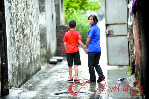 16岁少年长脑瘤似儿童 在家与电视为伴--国家年鉴