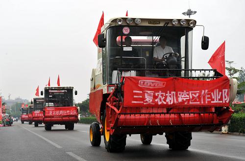 山东:三夏小麦机收跨区作业队出征--国家史册