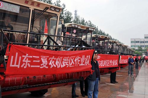 山东:三夏小麦机收跨区作业队出征--国家史册