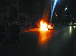 宝来凌晨自燃只剩铁架 车主跳车逃生(图)--中国年鉴网