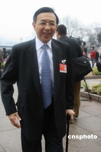汇丰首位“华人大班”郑海泉荣退 引歌词表心声--中国年鉴网